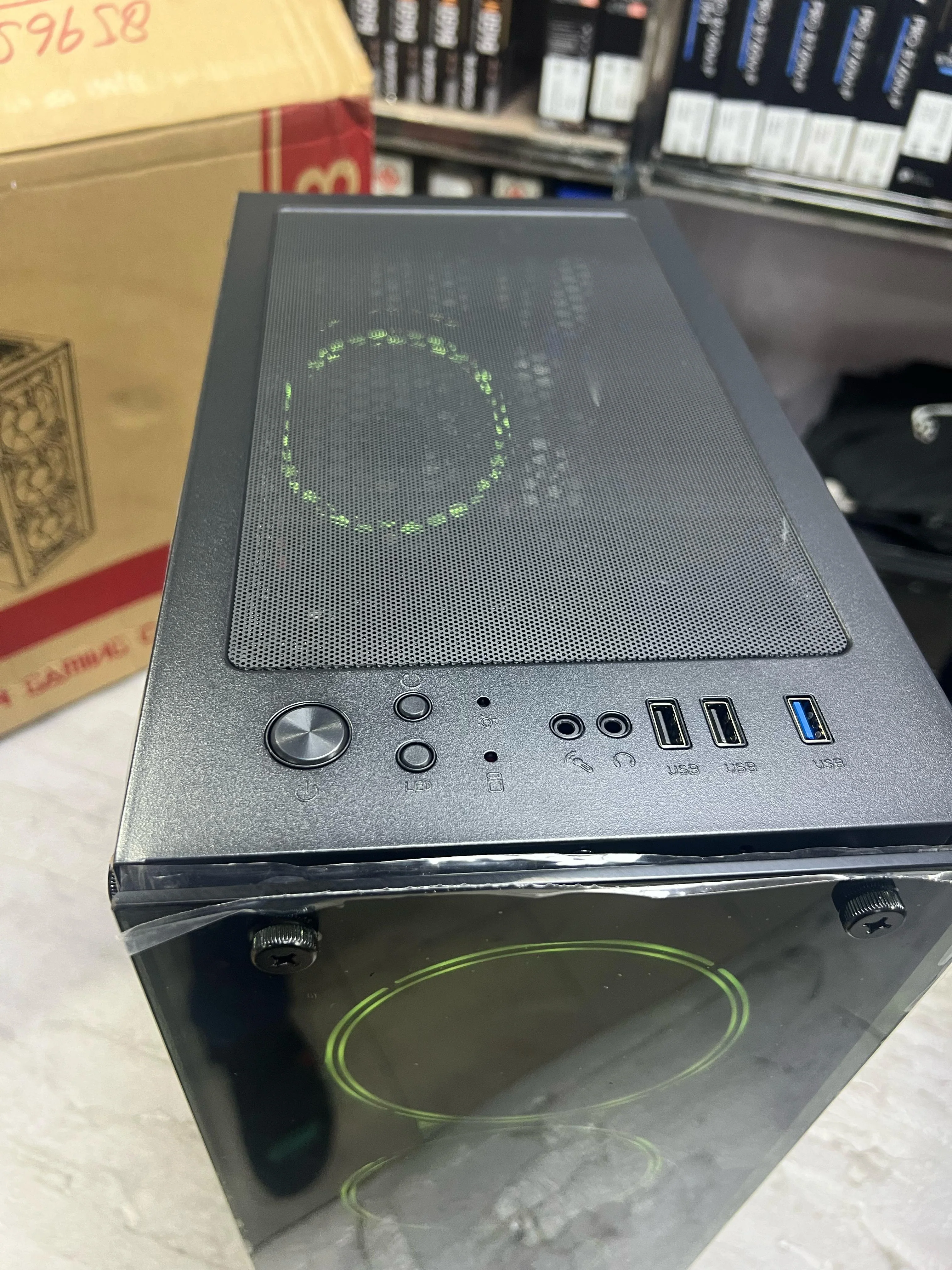 Xtech Casing F8 mid Tower black with 4 Rgb Fans - Image 3