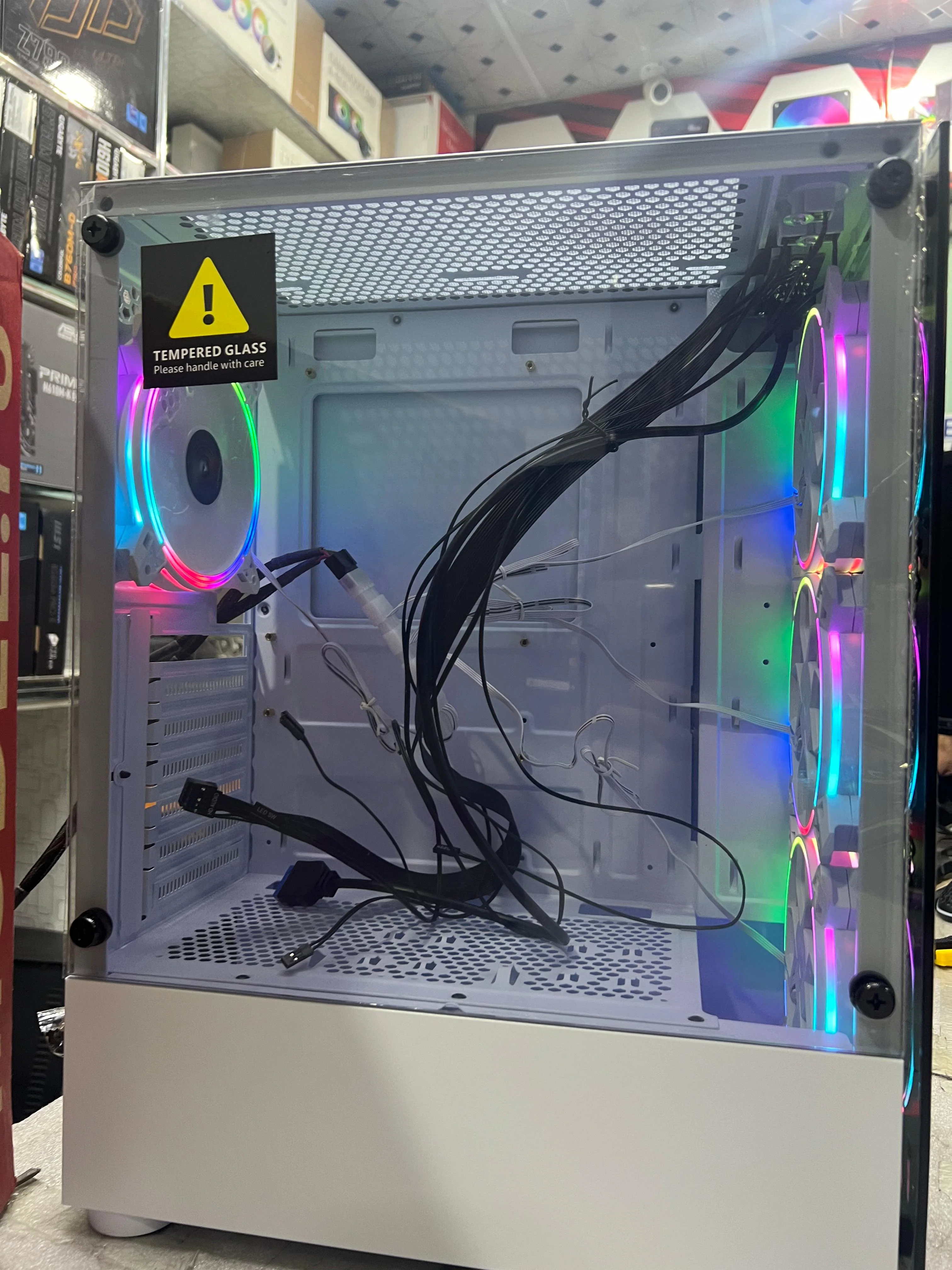 Xtech Casing F8 mid Tower white with 4 Rgb Fans - Image 2